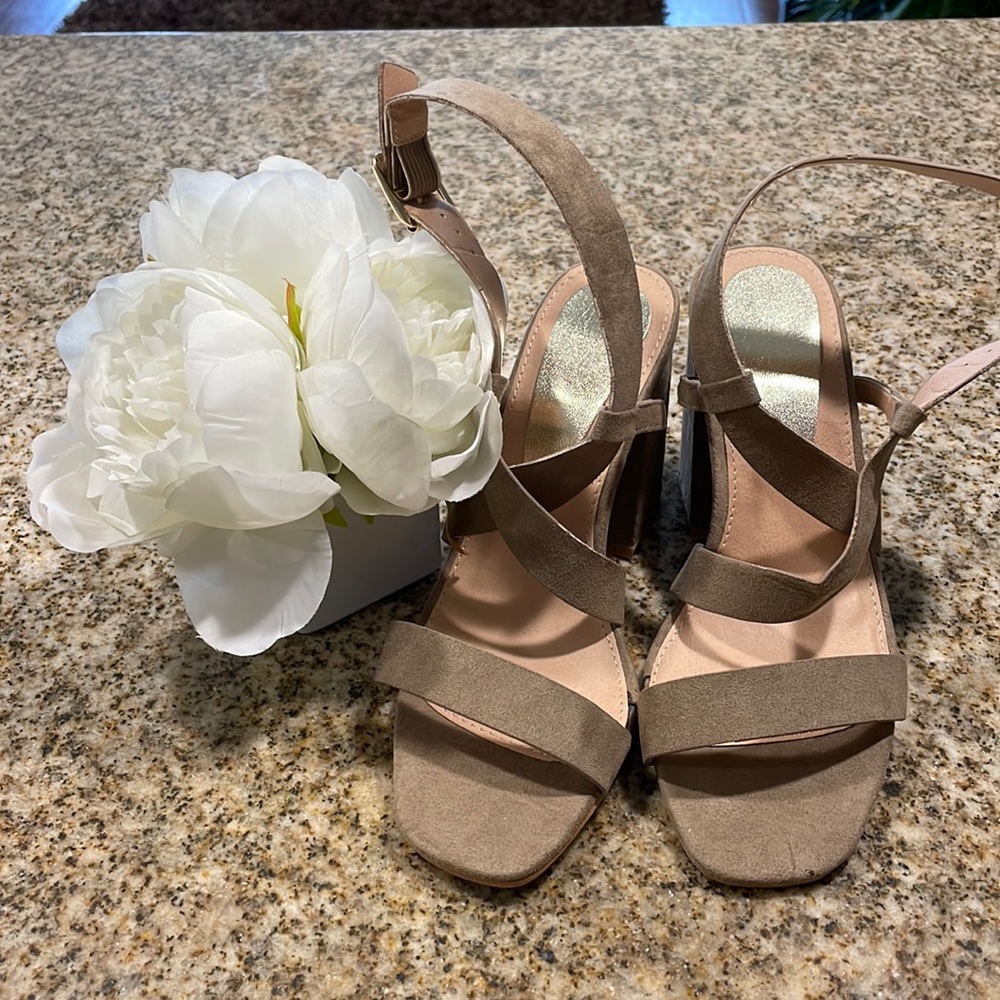 Open toe sandal/taupe heels